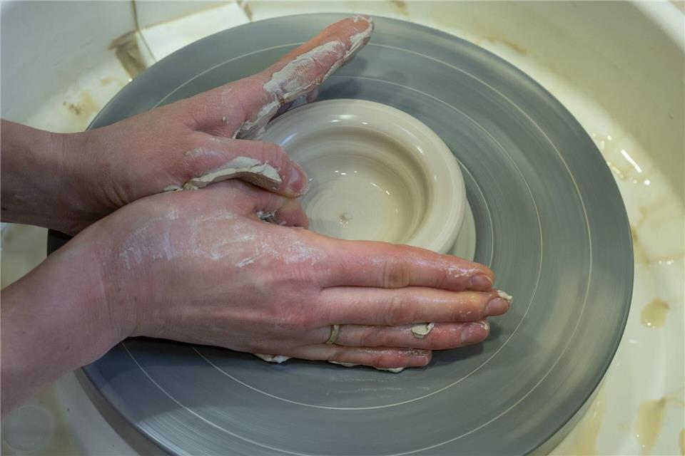 Hessens Handwerk ist vielseitig. Auch Keramikerinnen und Keramiker gehören dazu. (Symbolbild)Boris Roessler/dpa
