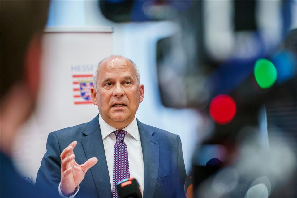 Hessens Innenminister Poseck sieht das Land bei Krisenvorsorge und Schutz kritischer Infrastruktur gut vorbereitet. (Archivbild)Andreas Arnold/dpa