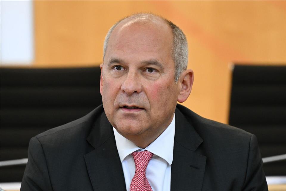 Hessens Innenminister Roman Poseck (Archivbild). Zu den Schwerpunkten der hessischen Innenpolitik soll 2026 die Innenstadtoffensive zählen.Arne Dedert/dpa