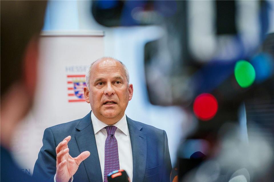 Gewalt bei Festnahmen - Ermittlungen gegen Polizisten Hessens Innenminister Roman Poseck (CDU) behält die weiteren Ermittlungen gegen 17 Frankfurter Polizisten im Blick.Andreas Arnold/dpa