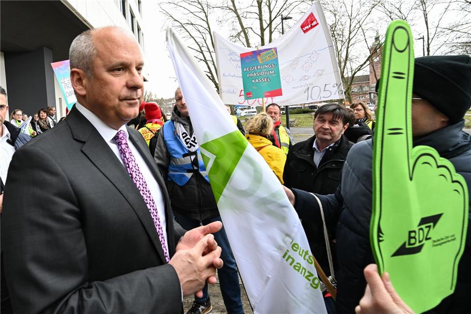 Hessens Innenminister Roman Poseck (CDU) beim Auftakt der früheren Tarifverhandlungen 2024 für die Landesbeschäftigte. (Archivbild)Arne Dedert/dpa