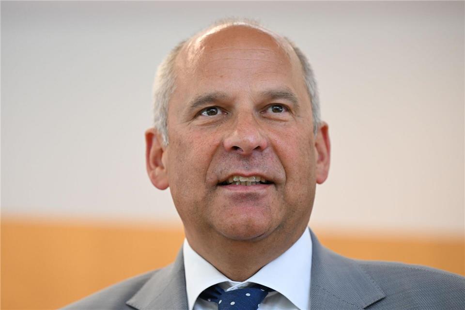 Hessens Innenminister Roman Poseck (CDU) fordert in der Debatte um Syrien-Rückkehrer Gespräche für mögliche Rückführungen. Arne Dedert/dpa