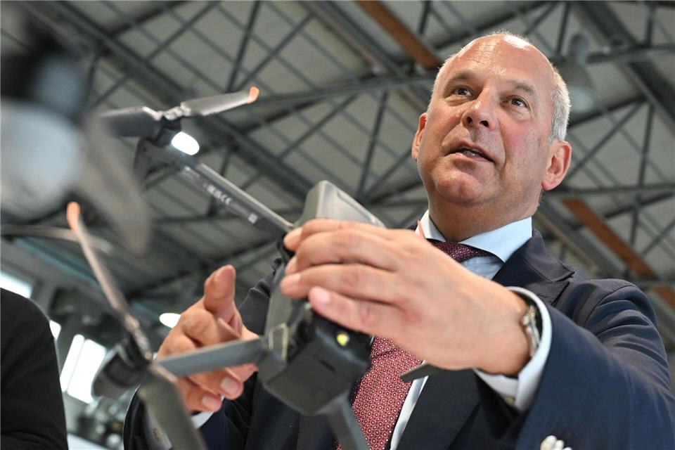 Hessens Innenminister Roman Poseck (CDU) hält beim Besuch des Kompetenzzentrums Drohnen der Polizeifliegerstaffel Hessen eine Minidrohne der Polizei in der Hand.Arne Dedert/dpa