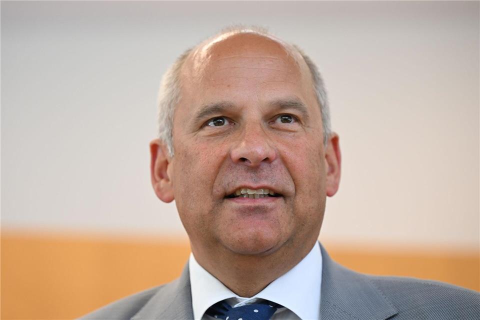 Hessens Innenminister Roman Poseck (CDU) informierte in einer Regierungserklärung im Landtag über neue Akzente beim Thema Kriminalität und Sicherheit. (Archivbild)Arne Dedert/dpa