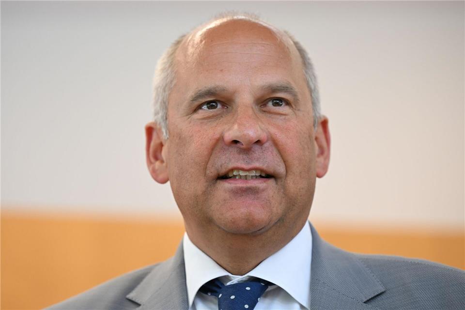 Hessens Innenminister Roman Poseck (CDU) sieht den Rückgang der Zahl der Messerangriffe im öffentlichen Bereich als Bestärkung seiner Strategie. (Foto Archiv) Arne Dedert/dpa