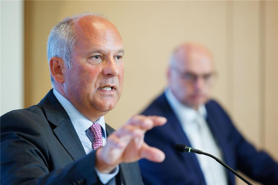 Hessens Innenminister Roman Poseck (CDU) spricht, Verfassungsschutzpräsident Bernd Neumann hört zu. (Archivbild)Lando Hass/dpa