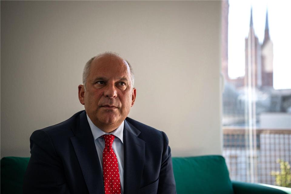 Hessens Innenminister Roman Poseck (CDU) warnt vor mehr Spionage, Cyberangriffen und Spionage aus dem Ausland. (Archivbild)Hannes P. Albert/dpa