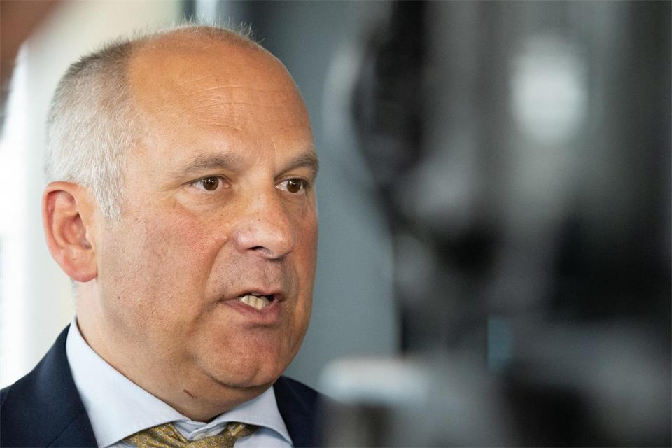 Hessens Innenminister Roman Poseck sieht eine Gefahr für eine Unterwanderung des Protestes durch Linksextremisten mit Gewaltpotenzial. (Archivbild)Boris Roessler/dpa
