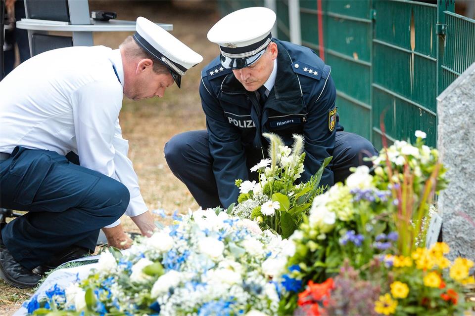 Hessens Innenminister erinnerte auch an den vor einem Jahr im Dienst getöteten saarländischen Polizisten Simon Bohr. Laszlo Pinter/dpa