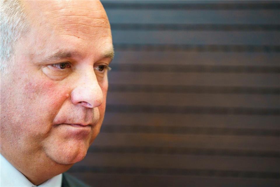 Hessens Innenminister hat den Polizeibeamten und auch allen anderen Einsatzkräften für ihren Einsatz an den Feiertagen gedankt - und dabei auch an einen an Heiligabend vor zehn Jahren ermordeten Beamten erinnert. (Archivbild)Andreas Arnold/dpa