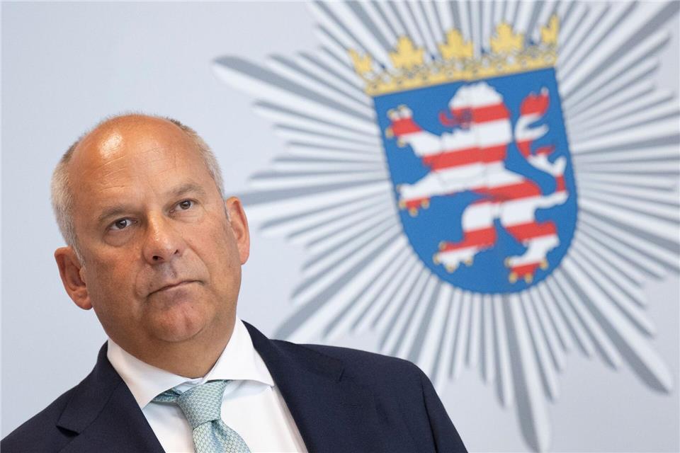 Hessens Innenminister sagt, mit der Polizei-Software „Hessendata“ sei bereits ein Terroranschlag verhindert worden. (Archivbild)Boris Roessler/dpa