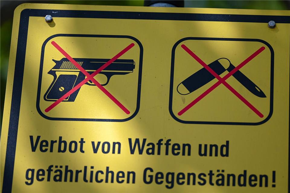 Hessens Innenminister zieht ein positives Fazit zum Waffenverbot im Nahverkehr. (Symbolbild)Arne Dedert/dpa