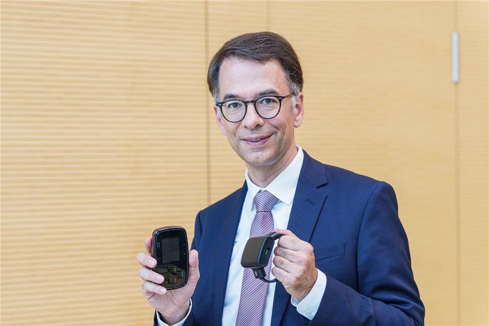 Land schützt Frauen mit Fußfessel – Erfahrungen seit Januar Hessens Justizminister Christian Heinz (CDU) erklärt das spanische Modell der elektronischen Fußfessel. (Archivbild)Andreas Arnold/dpa