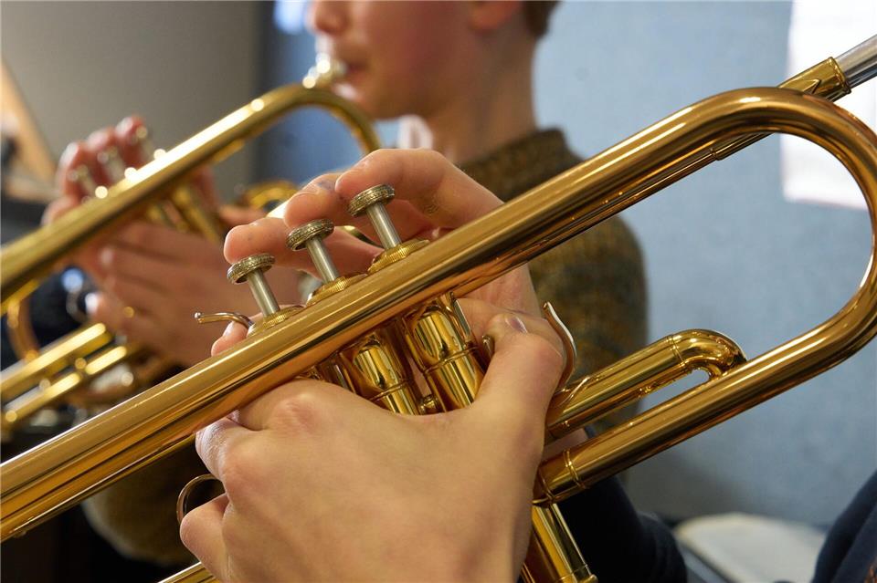 Hessens Kulturminister Timon Gremmels (SDP) will, dass jedes Kind im Land ein Musikinstrument lernen kann. (Symbolbild)Thomas Frey/dpa