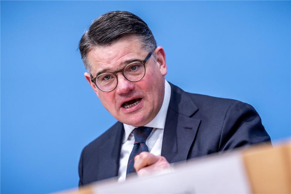 Hessens Ministerpräsident Boris Rhein (CDU) fordert für Unternehmen „Booster für mehr Wettbewerbsfähigkeit und Wachstum“. (Archivbild)Michael Kappeler/dpa