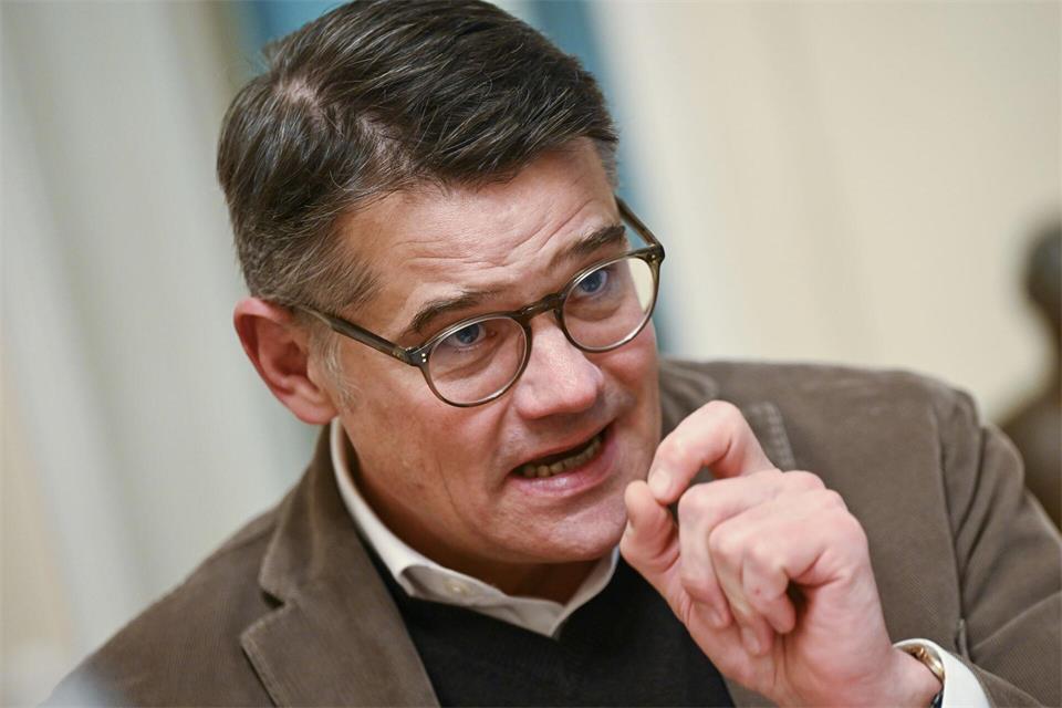 Hessens Ministerpräsident Boris Rhein (CDU) hält es finanziell kaum für machbar, Beamte in die gesetzliche Rentenversicherung zu überführen. (Archivbild)Arne Dedert/dpa