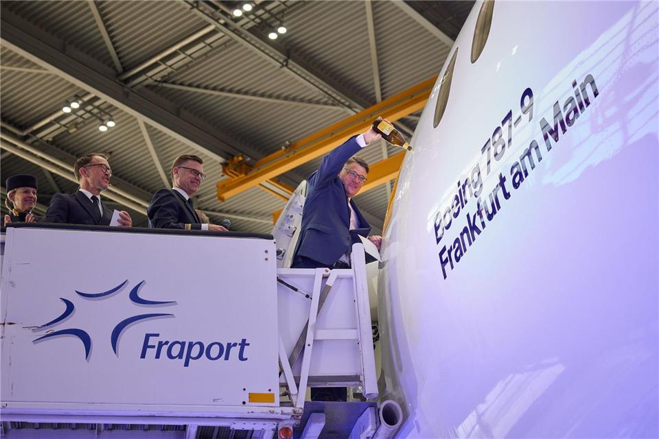 Lufthansa tauft Hoffnungsträgerin mit Problemen Hessens Ministerpräsident Boris Rhein (CDU) hat der Lufthansa weitere Unterstützung im Kampf gegen hohe Standortkosten zugesagt. -/Lufthansa/dpa