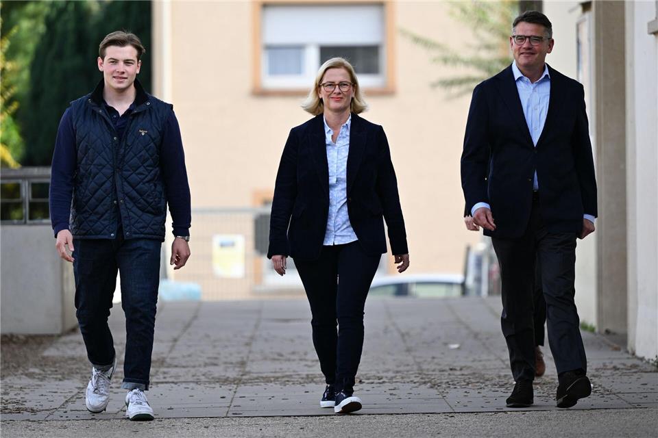 Hessens Ministerpräsident Boris Rhein (CDU) hat zur Kommunalwahl mit seinem Sohn Bruno kräftig mitgefiebert. Arne Dedert/dpa