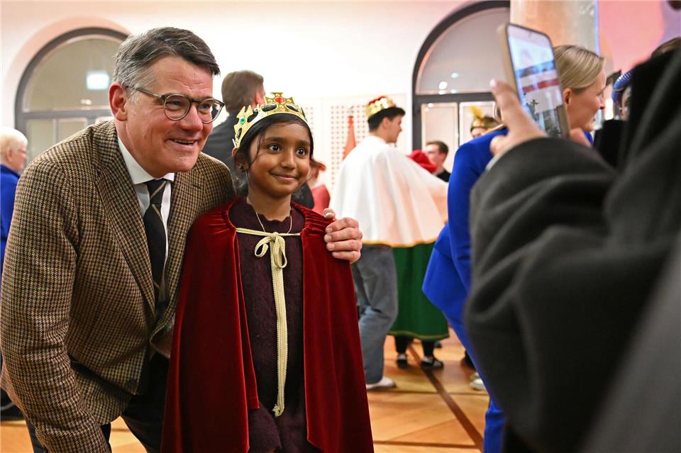 Hessens Ministerpräsident Boris Rhein (CDU) macht ein Selfie mit einer SternsingerinMichael Brandt/dpa