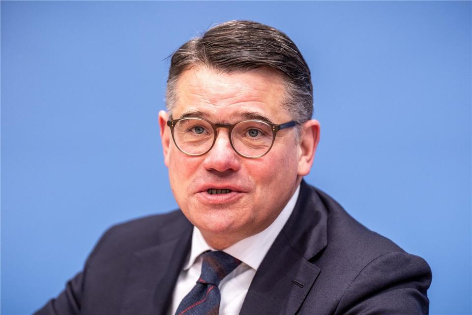 Hessens Ministerpräsident Boris Rhein (CDU) will die Übernahmepläne der italienischen Unicredit für die Commerzbank „ergebnisoffen und verantwortungsvoll prüfen und bewerten“. (Archivbild)Michael Kappeler/dpa