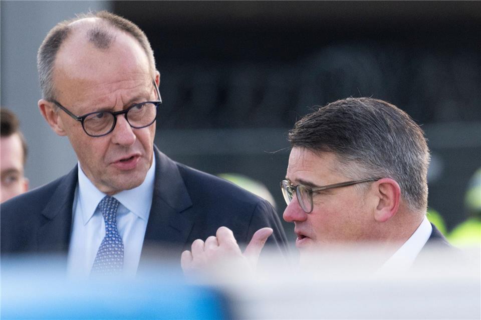 Hessens Ministerpräsident Boris Rhein (r, CDU) wendet sich gegen eine mögliche Fluglizenz der Airline Emirates am Flughafen Berlin Brandenburg. (Archivbild) Boris Roessler/dpa
