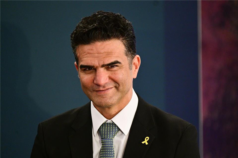 Hessens Ministerpräsident Boris Rhein überreichte Alon Meyer das Verdienstkreuz 1. Klasse des Verdienstordens der Bundesrepublik Deutschland. (Archivbild)Sebastian Christoph Gollnow/dpa