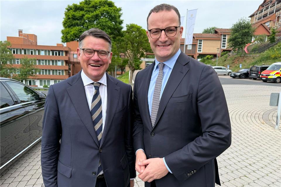Hessens Ministerpräsident Rhein (CDU, l.) und Unionfraktionschef Spahn stellen sich auf dem Landesparteitag der hessischen CDU hinter Kanzler Merz.Michael Bauer/dpa