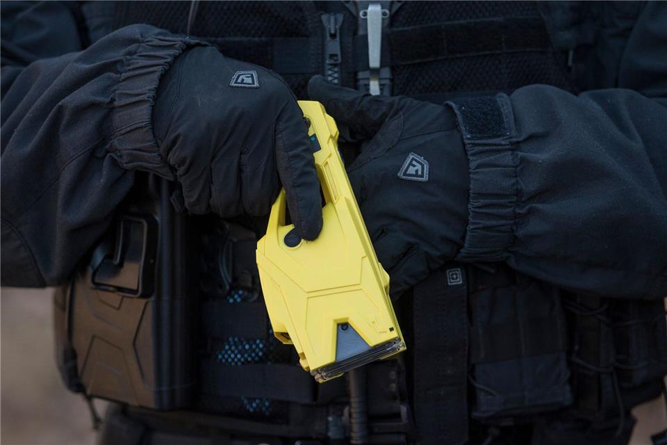 Hessens Polizei will moderne Taser testen, bei deren Einsatz automatisch die Aufnahme der Bodycam startet (Archivbild). Boris Roessler/dpa