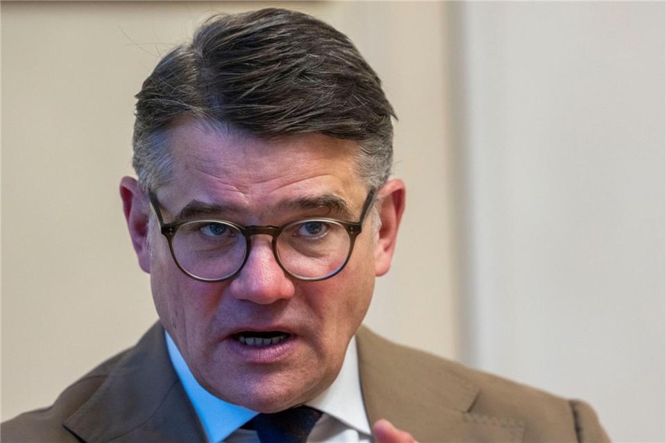 Hessens Regierungschef Boris Rhein (CDU) sagt, die Bürger wollten keinen politischen Streit, sondern Lösungen für ihre Probleme.Helmut Fricke/dpa