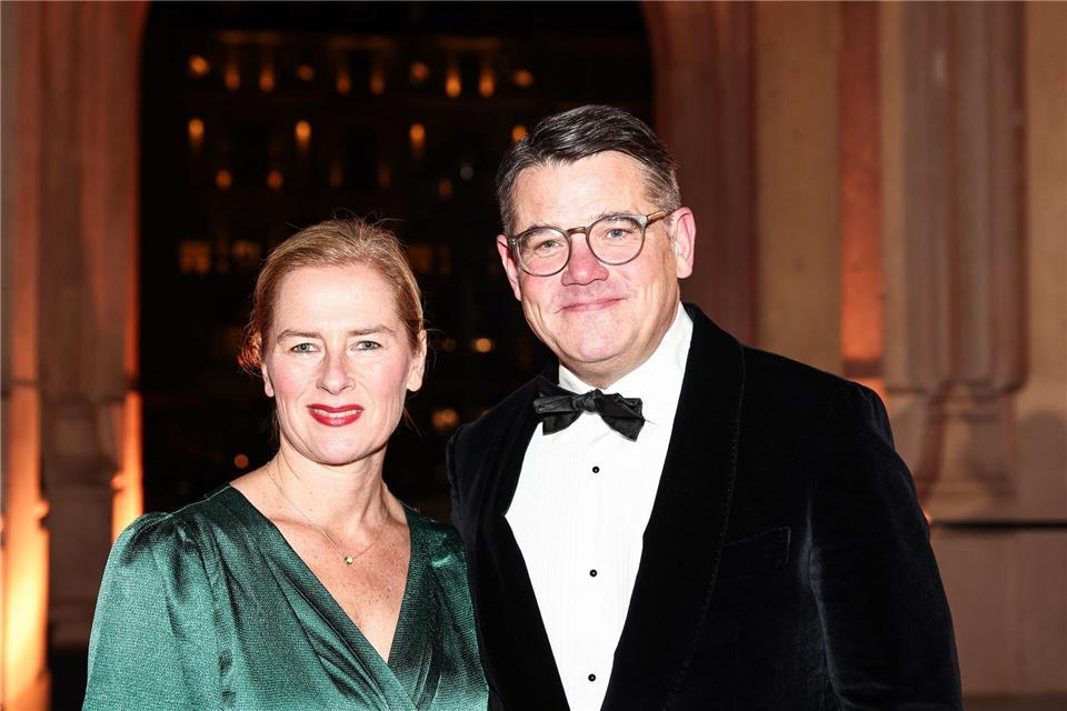 Hessens Regierungschef Boris Rhein und seine Frau Tanja Raab-Rhein sind zwar noch zu jung für ein außergewöhnliches Ehejubiläum, können aber von einer anderen Besonderheit berichten: Sie sind am selben Tag geboren worden. (Archivbild)Hannes P. Albert/dpa