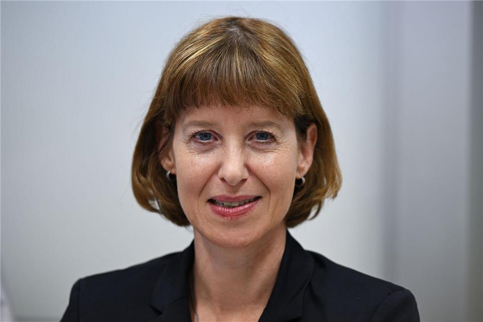 Hessens Sozialministerin Heike Hofmann (SPD) gibt im Wiesbadener Landtag eine Regierungserklärung ab. (Archivbild)Arne Dedert/dpa