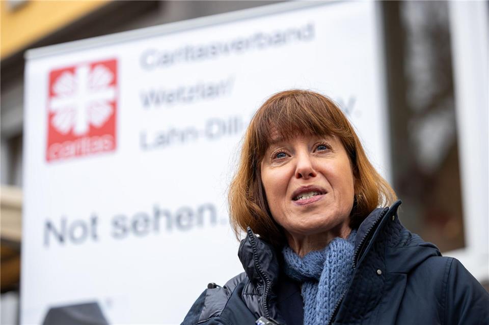 Hessens Sozialministerin Heike Hofmann (SPD) stellt den Ansatz „Housing First“ für wohnungslose Menschen in Wetzlar vor. Betroffene sollen dabei erst ein Dach über dem Kopf und dann sozialpädagogische Hilfen erhalten.Christian Lademann/dpa