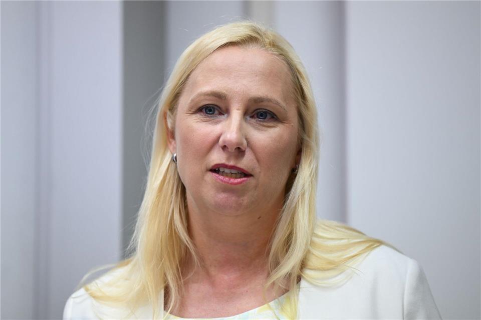 Hessens Sportministerin Diana Stolz (CDU) hat den Einsatz des Hessischen Fußball-Verbandes beim Schutz von Kindern gewürdigt. Arne Dedert/dpa