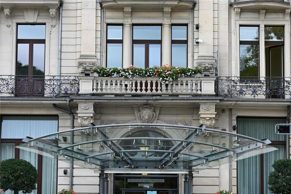 Hessens Staatskanzlei, einst ein renommiertes Hotel, ist Amtssitz von Ministerpräsident Boris Rhein (CDU). (Archivbild)Michael Brandt/dpa