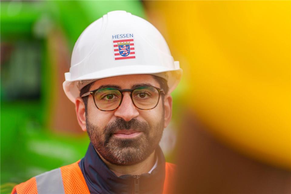 Hessens Verkehrsminister Kaweh Mansoori (SPD) hat eine Novelle des hessischen Straßengesetzes vorgestellt. (Archivbild)Andreas Arnold/dpa