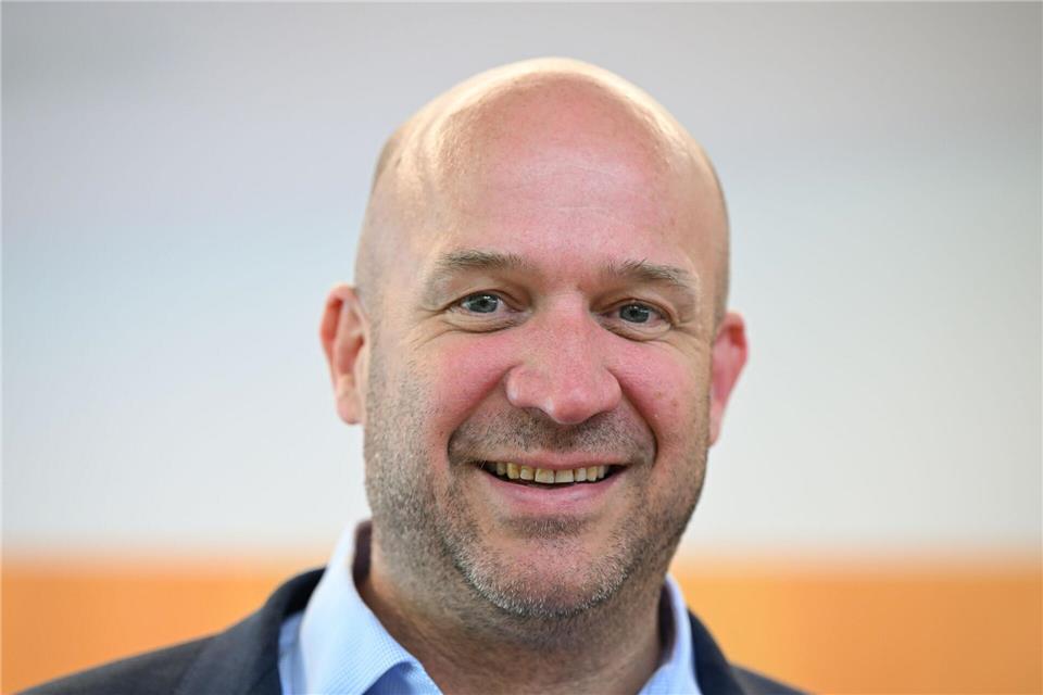 Hessens Weinbauminister Ingmar Jung (CDU) hat zu einem Weinbaugipfel eingeladen. (Archivbild)Arne Dedert/dpa