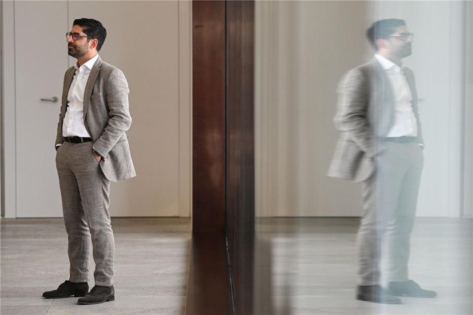 Hessens Wirtschaftsminister Kaweh Mansoori (SPD) hat im Wirtschaftsausschuss des Landtags vertraulich Auskunft zur Entlassung seines Staatssekretärs gegeben. (Archivbild)Arne Dedert/dpa