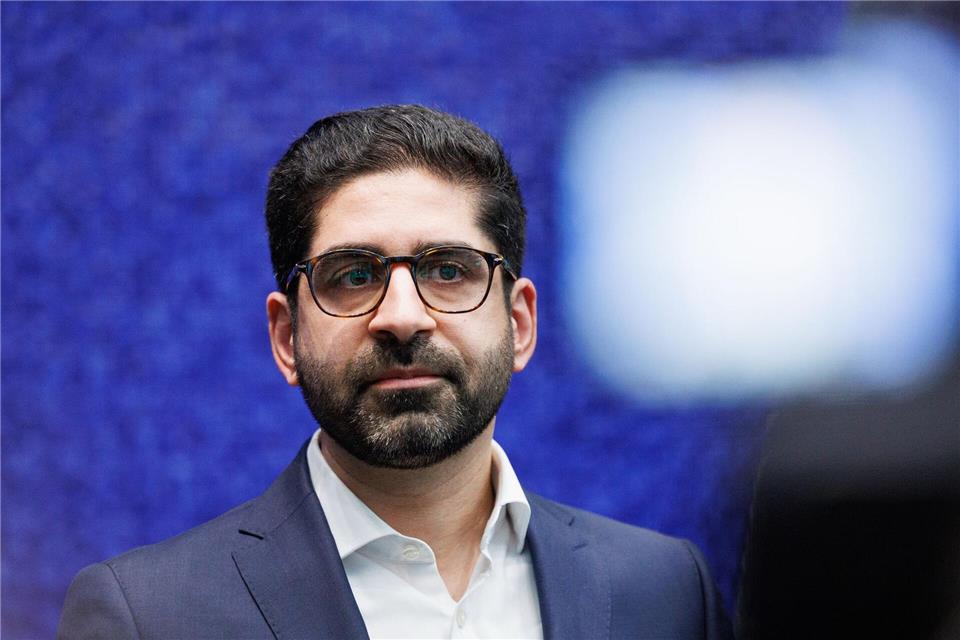 Hessens Wirtschaftsminister Kaweh Mansoori (SPD) nimmt aktuelle Herausforderungen für Industriebetriebe im Land in den Blick. (Archivbild)Hannes P. Albert/dpa