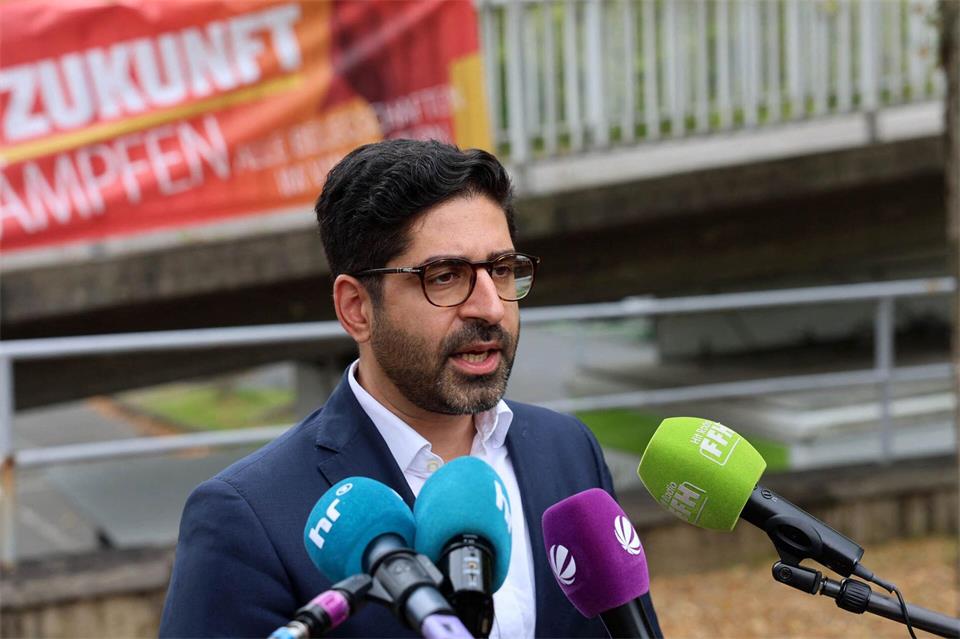 Hessens Wirtschaftsminister Kaweh Mansoori (SPD) nimmt das VW-Management in die Pflicht.Stefan Rampfel/dpa
