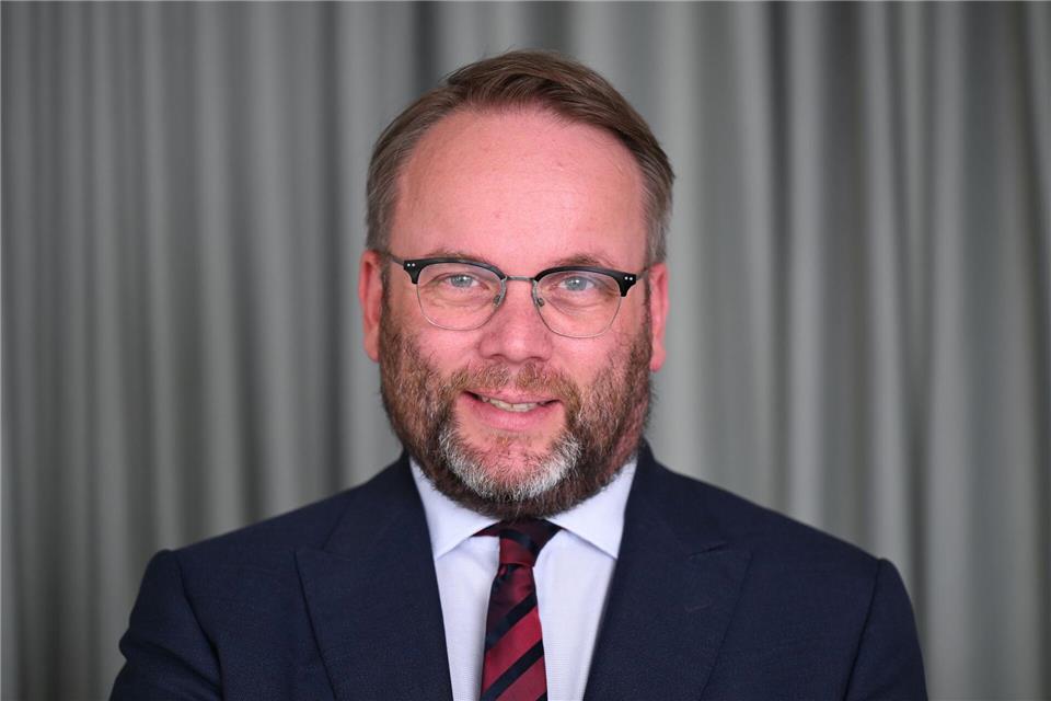 Hessens Wissenschaftsminister Timon Gremmels (SPD) sieht die Demokratie von innen und außen unter Druck. (Archivbild)Arne Dedert/dpa