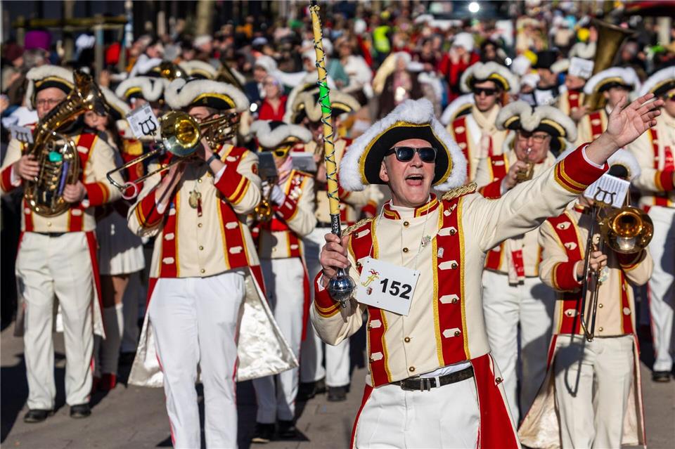 Hessens größter Rosenmontagsumzug in Fulda wird in diesem Jahr mit mehr als 4.200 aktiven Teilnehmern und über 260 Zugnummern durch die Innenstadt ziehen. (Archivbild)Christian Lademann/dpa