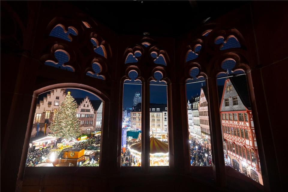 Hessens größter Weihnachtsmarkt lädt in Frankfurt ein. (Archivbild)Boris Roessler/dpa