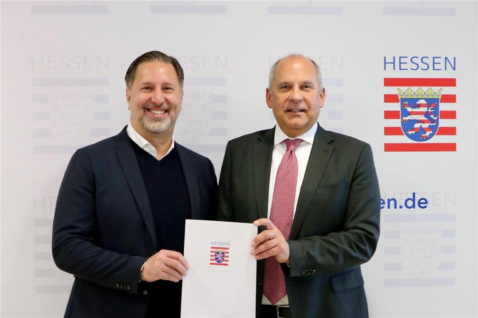Hessens künftiger Präsident des Landeskriminalamtes, Daniel Muth (l.), und Innenminister Roman Poseck (CDU).---/HMdI/Hessisches Ministerium des Innern/dpa