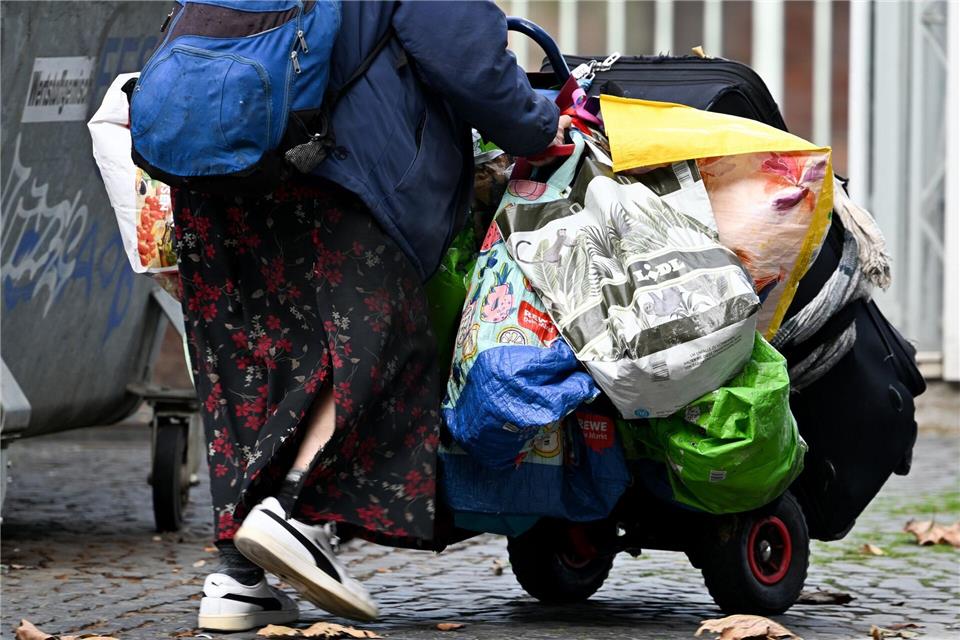 Hessenweit waren laut einer Bundesstatistik im Januar 2025 rund 29.000 Menschen in Notunterkünften und ähnlichen Einrichtungen untergebracht. (Symbolbild)Arne Dedert/dpa