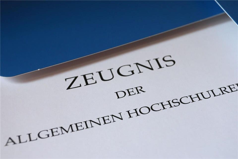 Heuer haben in Bayern nur sehr wenige Gymnasiastinnen und Gymnasiasten Abitur gemacht. (Symbolbild)Karl-Josef Hildenbrand/dpa