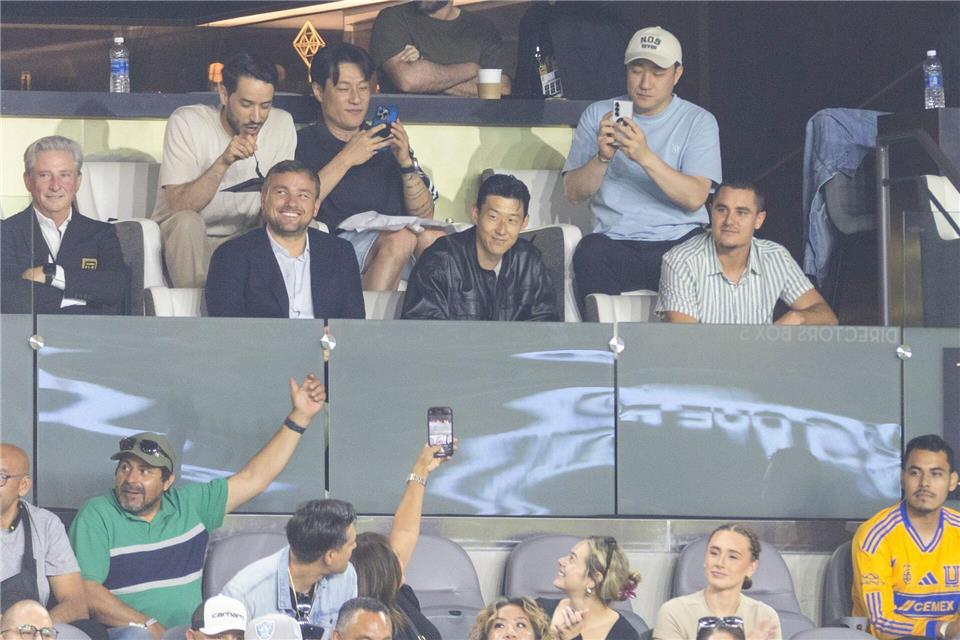 Heung-Min Son (M) verfolgt das Spiel seines neuen Clubs von der Tribüne.Ringo Chiu/ZUMA Press Wire/dpa