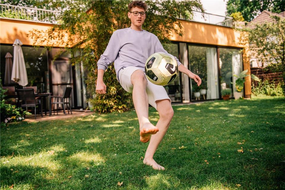 Heute Garten-, morgen Mannschaftstraining: Wer Hüfte, Rumpf und Beine stabilisiert, senkt das Risiko für typische Fußball-Knieverletzungen.picture alliance / picture alliance / dpa-tmn