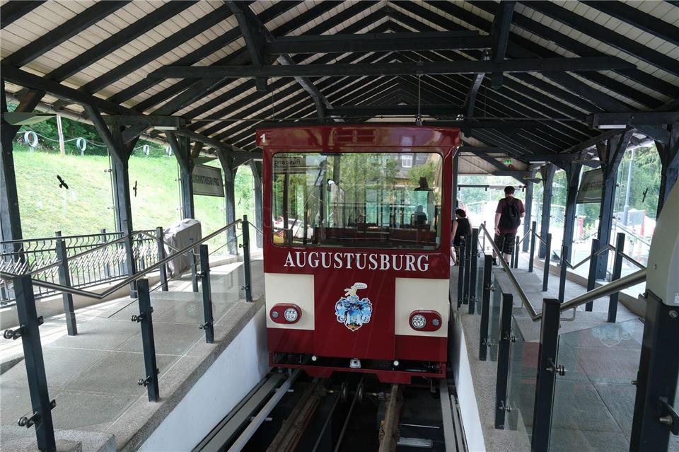 Heute Morgen nahm die Drahtseilbahn nach einem Tag Stillstand den Betrieb wieder auf. (Archivbild)Sebastian Willnow/dpa