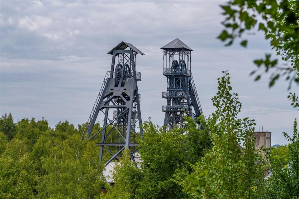 Heute Weltkulturerbe, Museum und Gedenkstätte für das Grubenunglück von Marcinelle: das ehemalige Steinkohlebergwerk Bois du Cazier mit seinen Fördertürmen.Oliver Gerhard/dpa-tmn