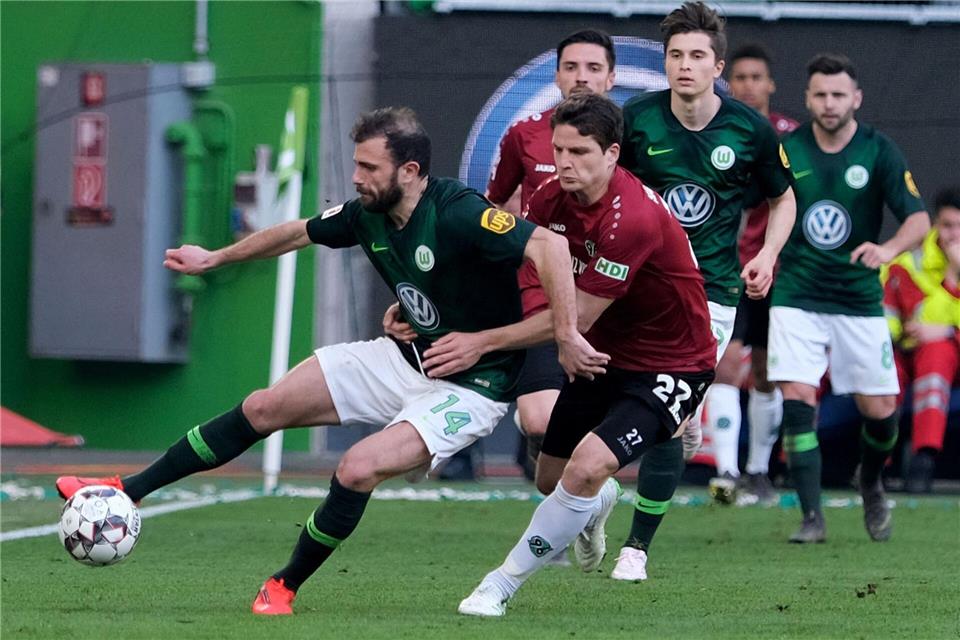 Heute Wolfsburgs Sportdirektor, 2019 bei Hannover im Trikot: Pirmin Schwegler. (Archivbild)Peter Steffen/dpa